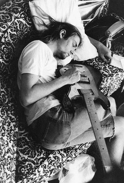 Kurt Cobain sleeping with his guitar